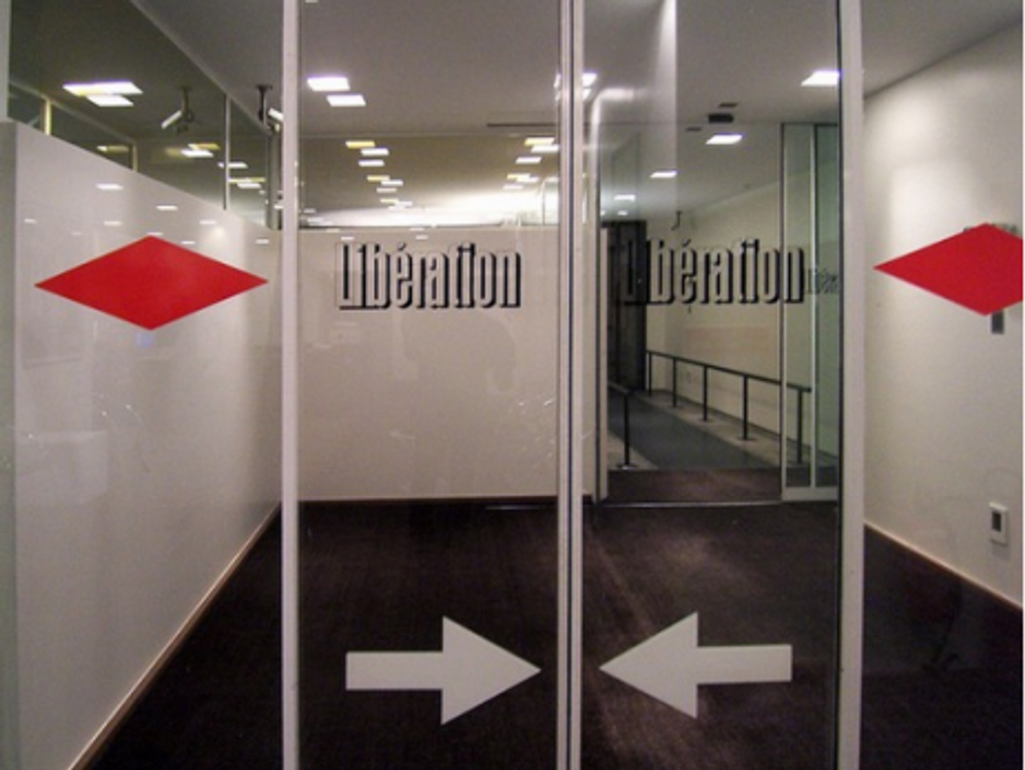Crime Int'l: Paris Gunman, Gold Bars In Bathroom and More