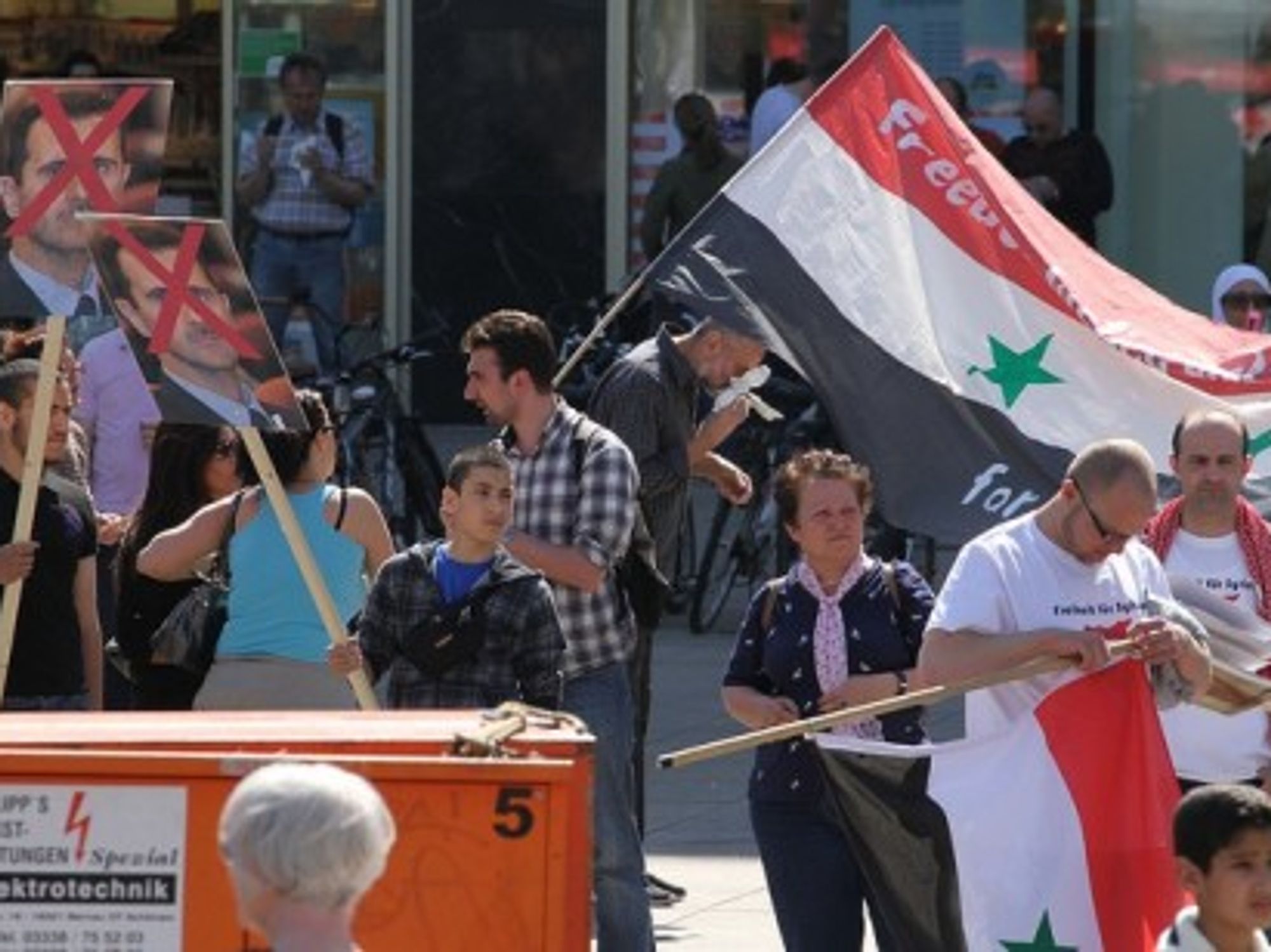 Critics of Syrian President Bashir al-Assadm protesting in Berlin
