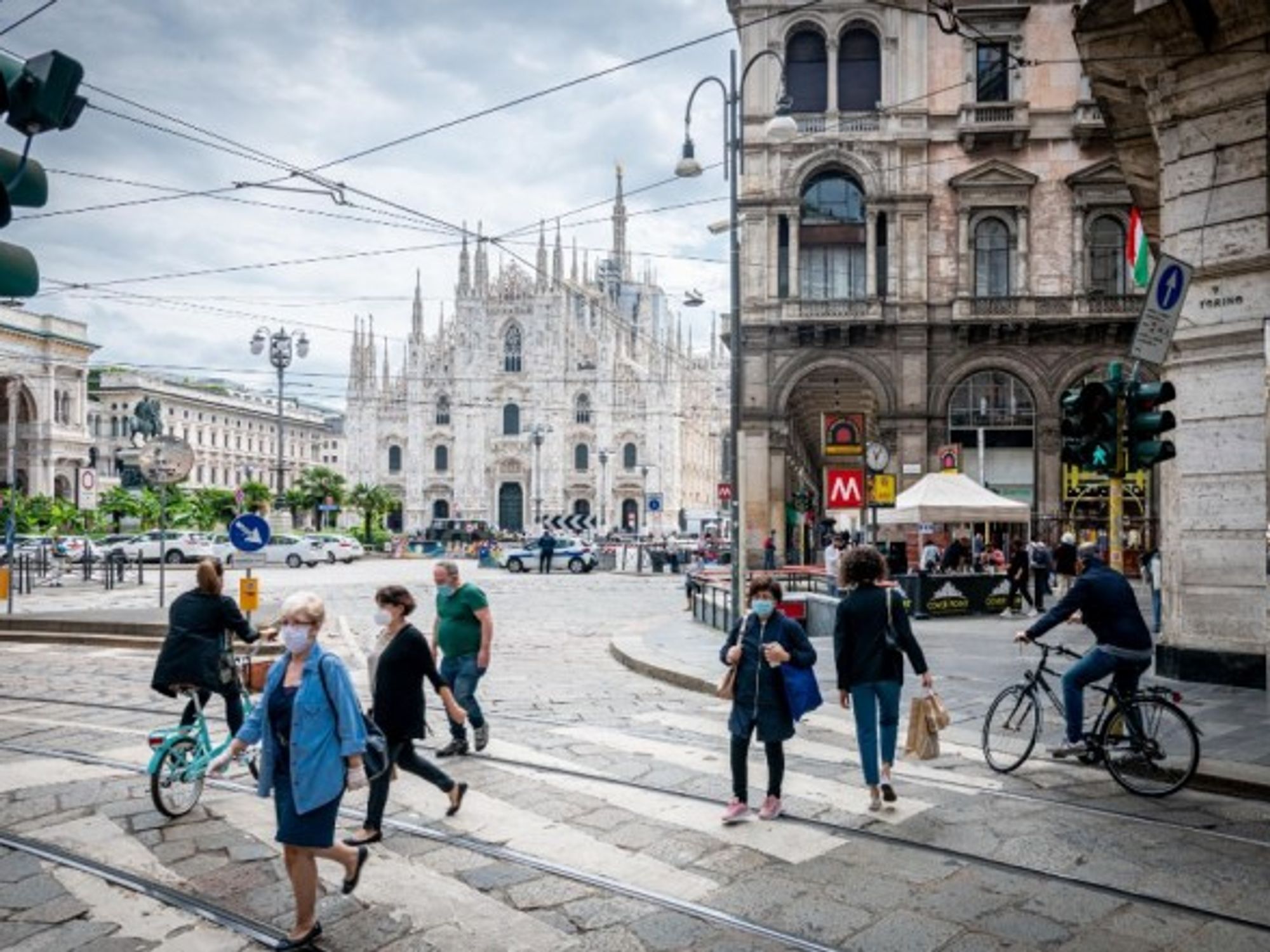 Daily life returns in the center of Milan