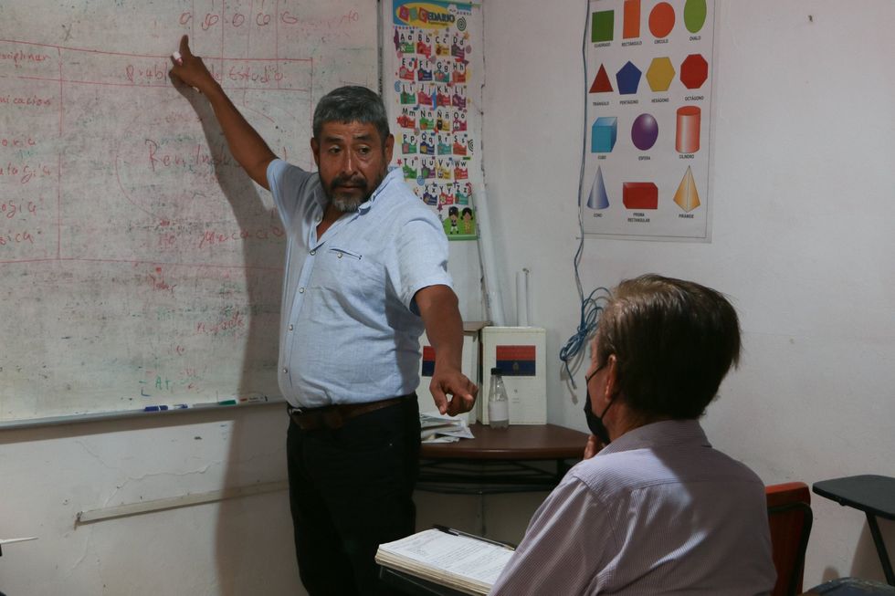 David Teliz Martínez promotes high school education to those who want to continue their studies.