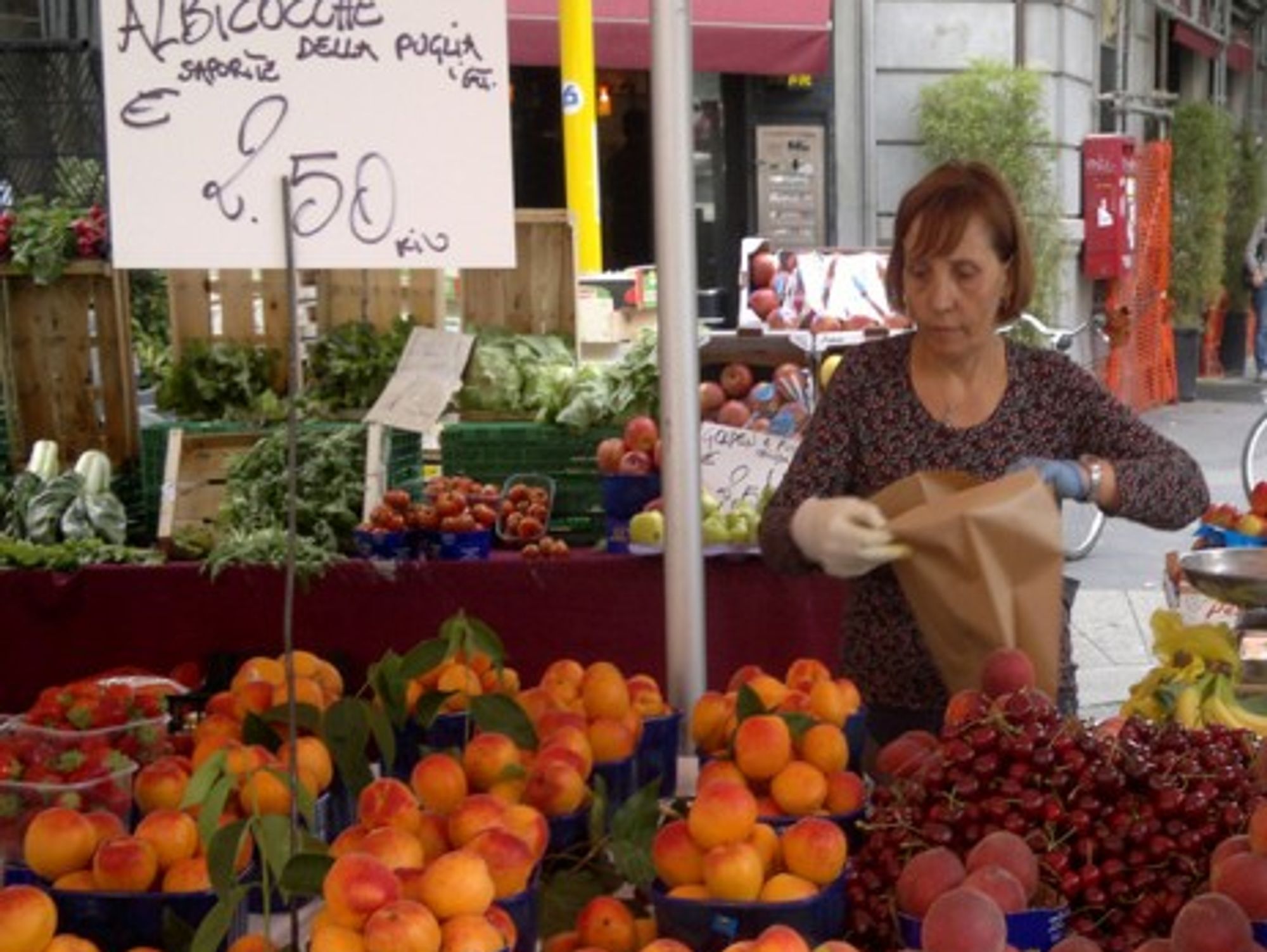 Days of plenty seem far away for Milan's markets (naypinya)