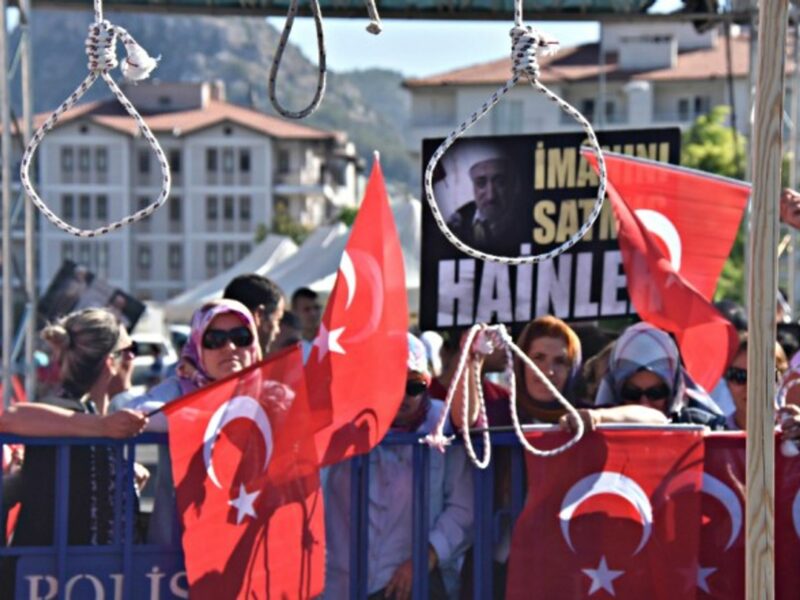Death-penalty supporters and makeshift gallows in Istanbul