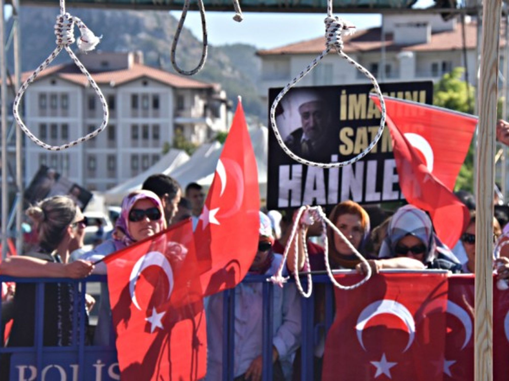 Death-penalty supporters and makeshift gallows in Istanbul