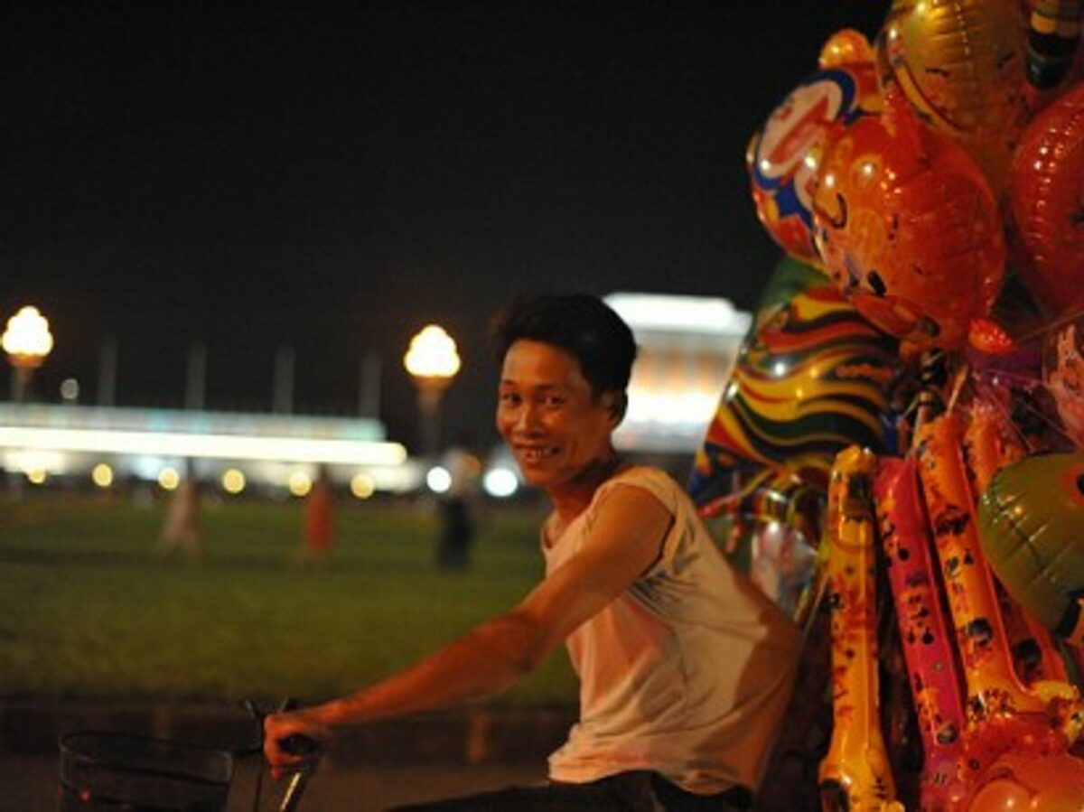 Delivering the goods in Hanoi (emilio labrador)