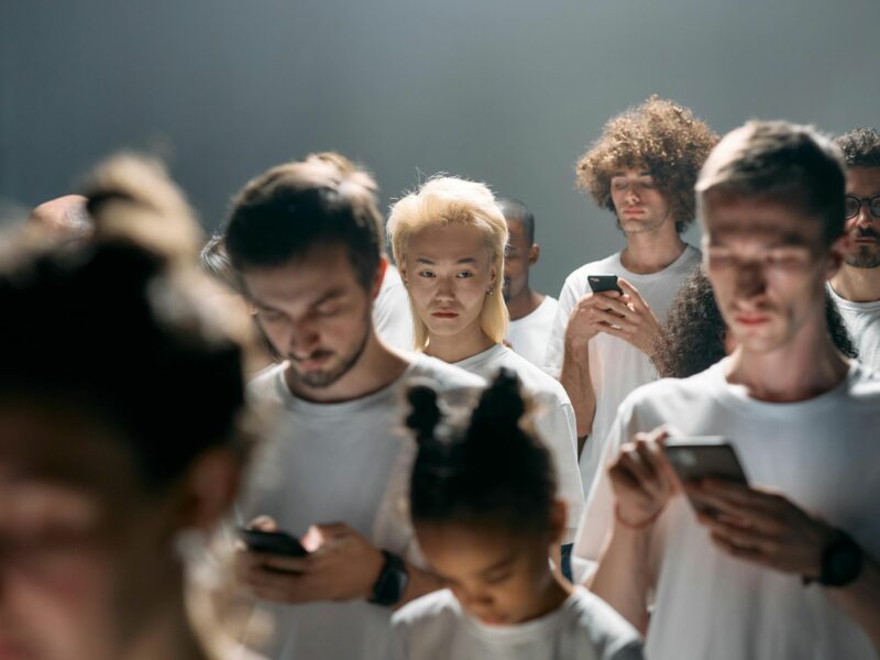 Digital Overload: Screens Promise Connectivity, Deliver Atomization