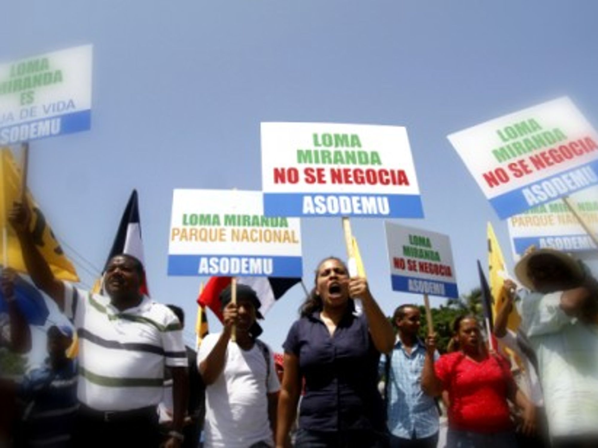 Dominicans march to support turning Loma Miranda into a national park to prevent mining.