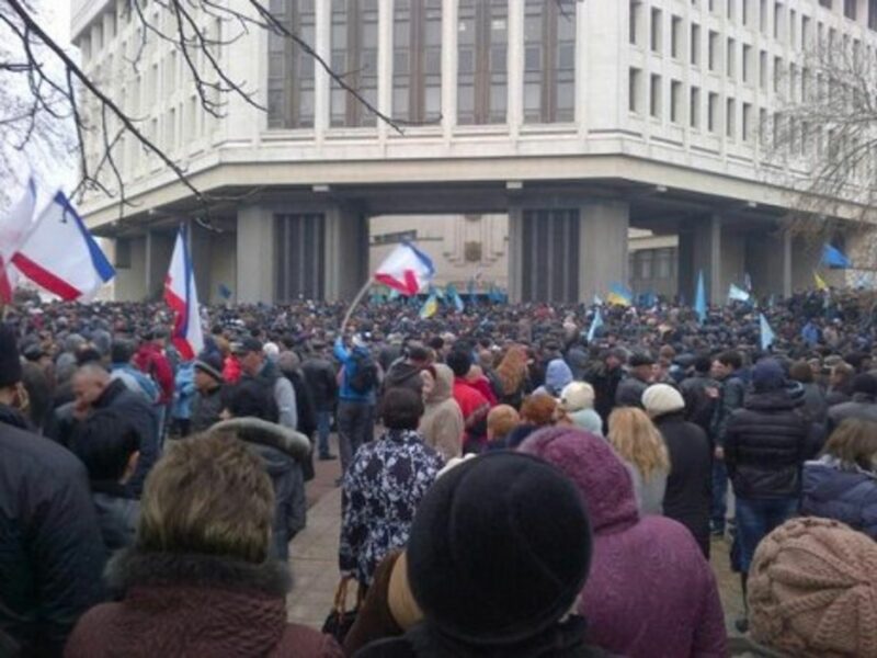 Dueling pro and anti-Russian rallies in Simferopol