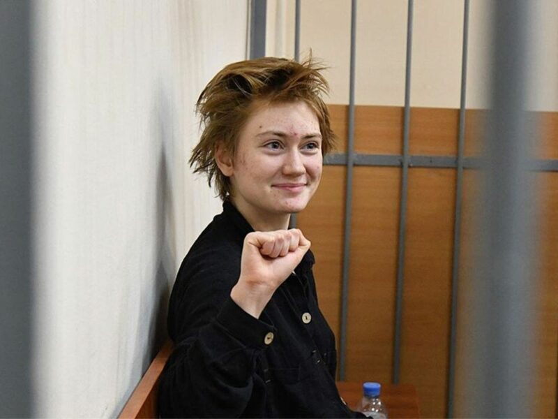 ​18-year-old activist Daria Kozyreva has been detained on charges against the Kremlin.