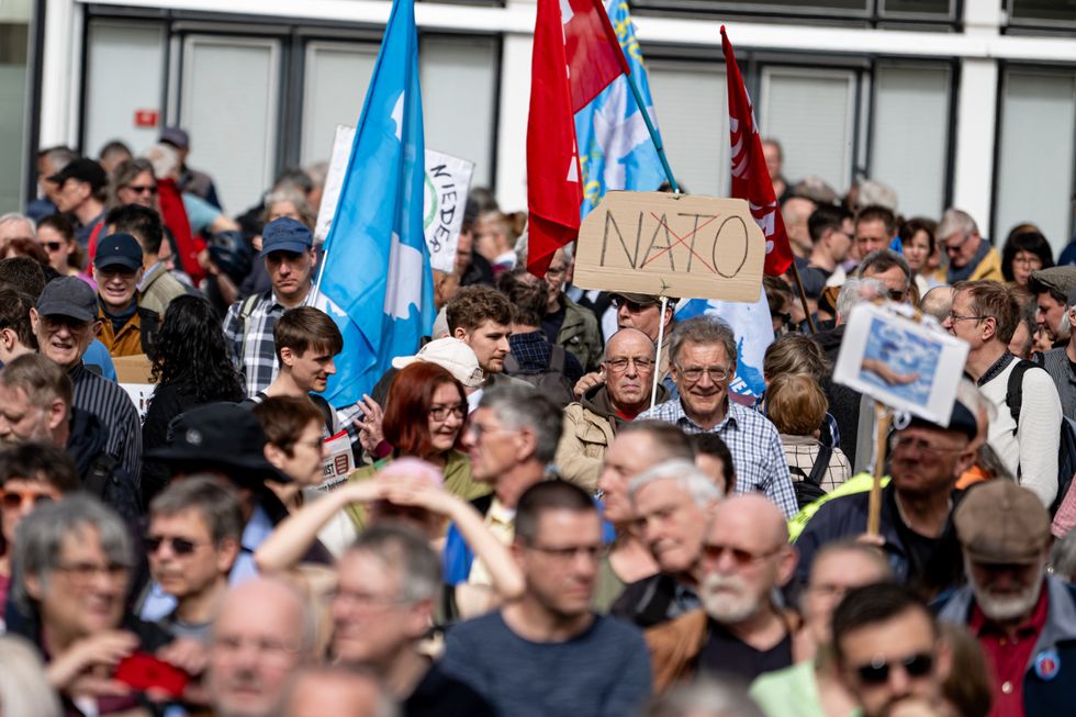 ​A cardboard sign with the word ''Nato'' crossed out can be seen at the traditional Easter march under the motto ''Warlike - Never Again''.