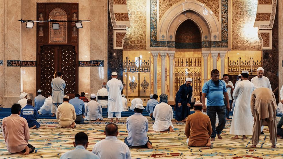​An image of a colorful mosque in Dubaï during prayer.