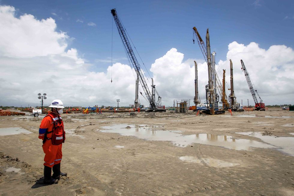 ​Aspects of the construction work of the Dos Bocas Refinery.