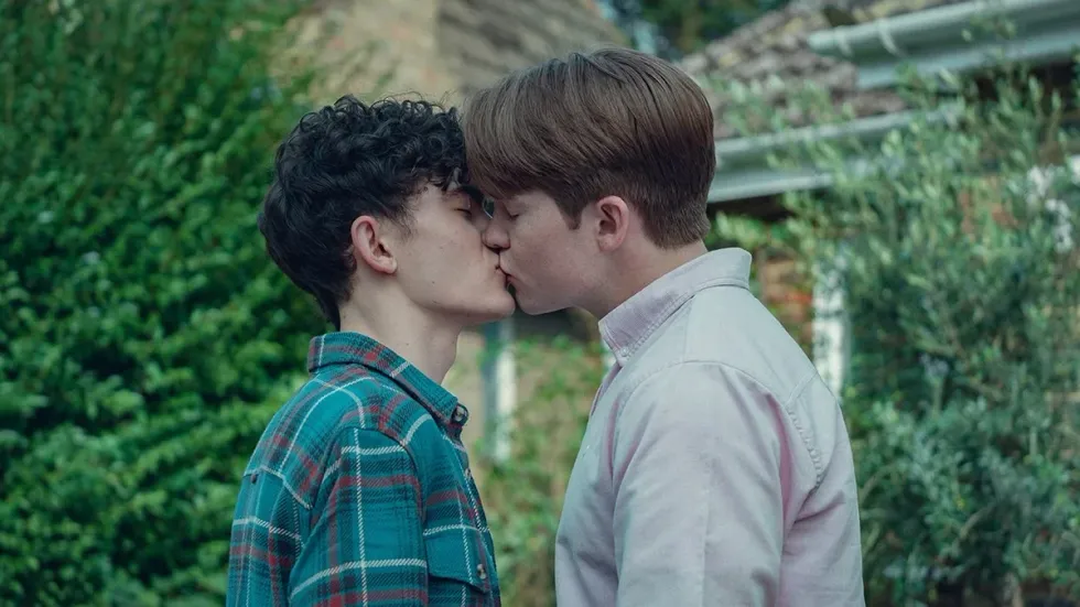 ​Joe Locke and Kit Connor kissing in Heartstopper.