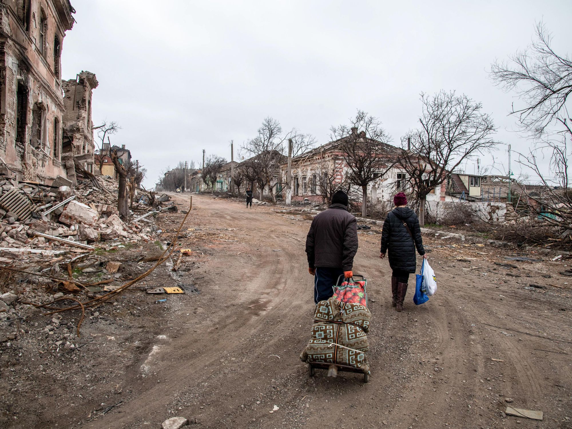 ​Mariupol residents flee the city on foot with luggage