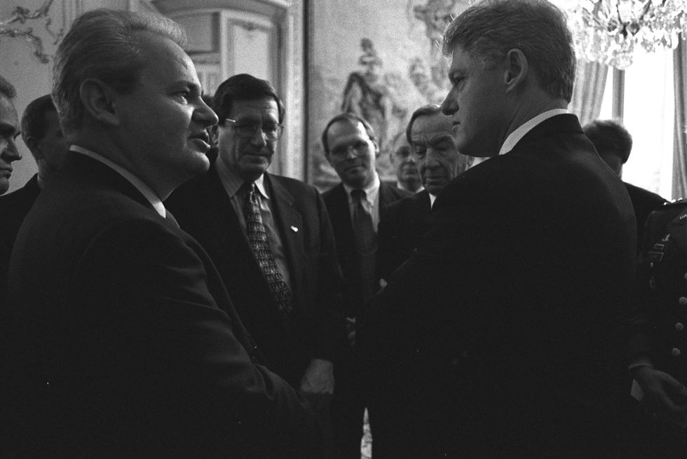 ​Milošević meets with U.S. President Bill Clinton in Paris on 14 Dec. 1995