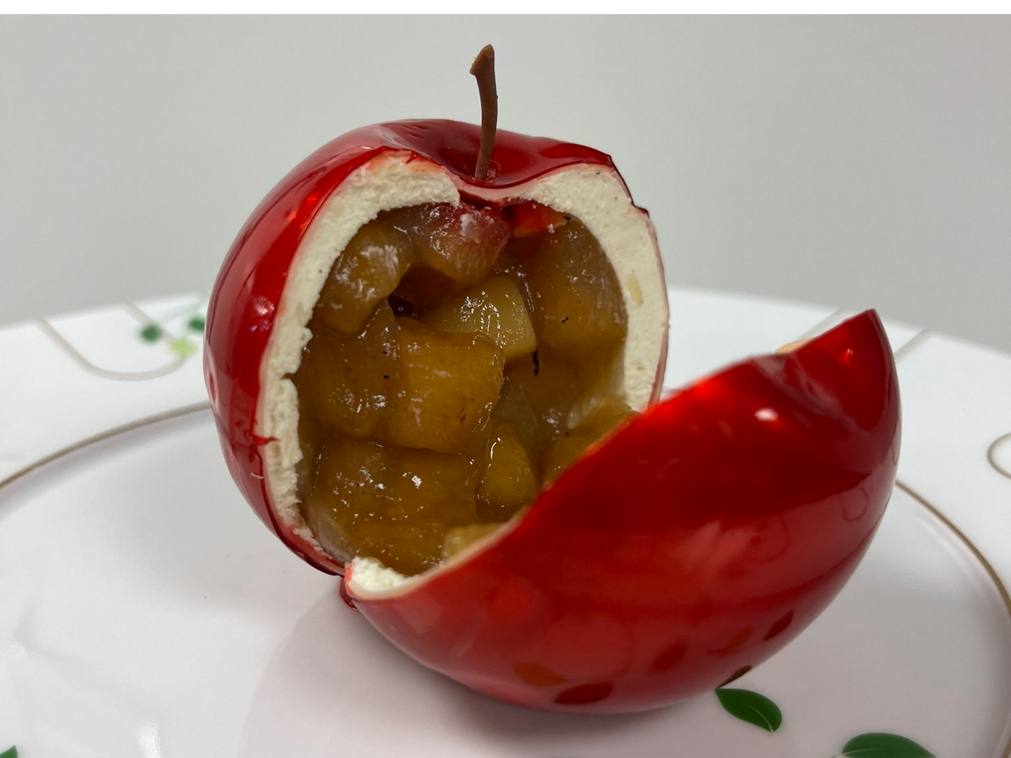 ​One of Cedric Grolet trompe-iœls, an apple cake that resembles an apple.