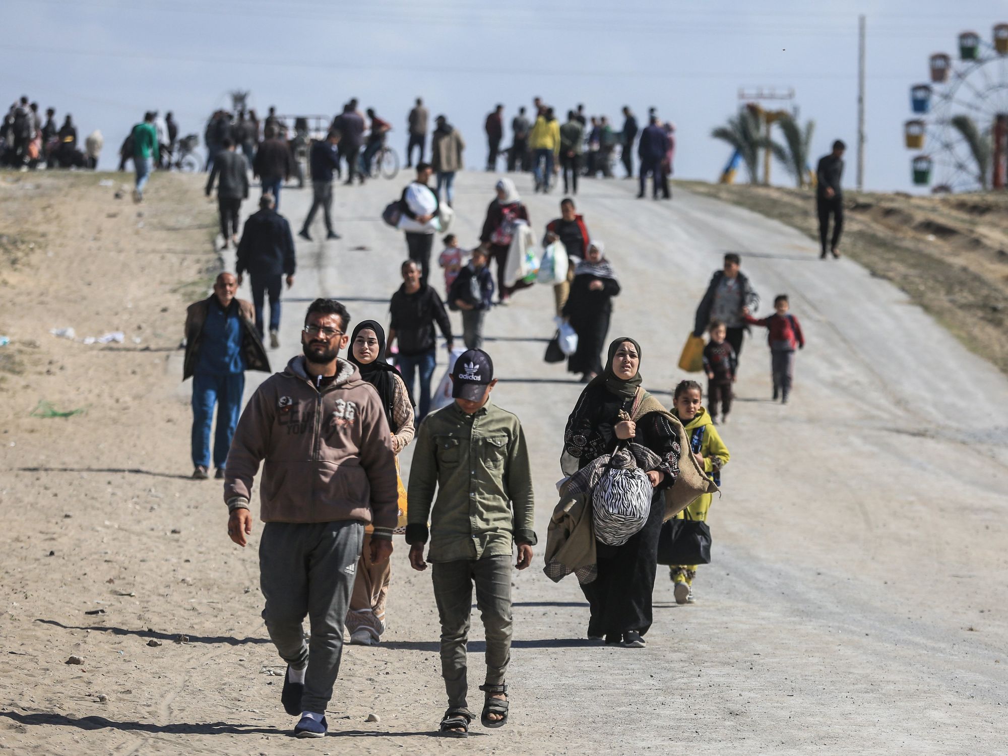 ​Palesitinians leave Khan Yunis towards safer areas in Rafah following the directives of the Israeli army.