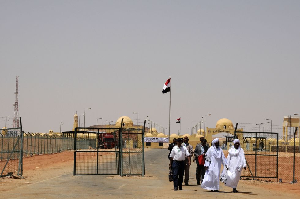 ​People entering Sudan from Egypt through the Qastal-Ashkeet border crossing.