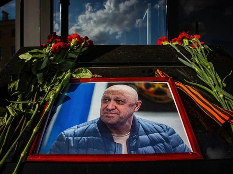 ​Portrait of Yevgeny Prigozhin surrounded by roses.