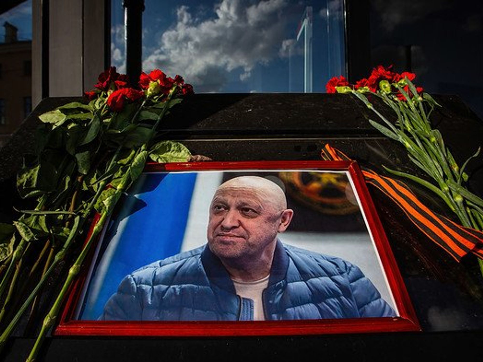 ​Portrait of Yevgeny Prigozhin surrounded by roses.