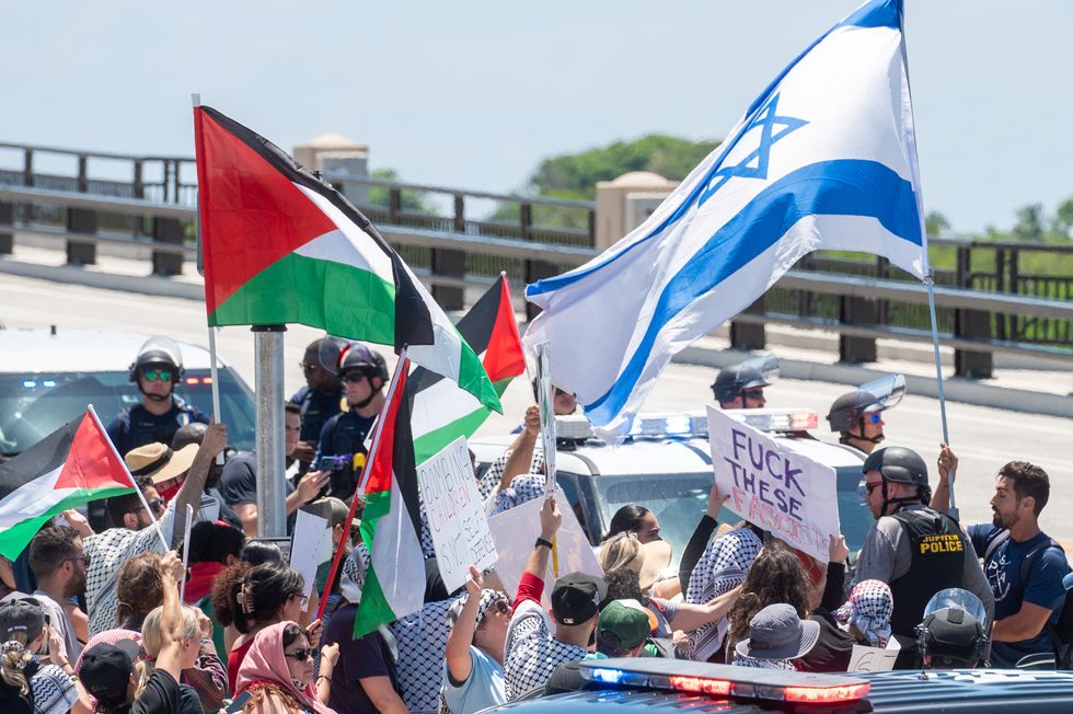 ​Pro-Palestine protesters clash with demonstrators waving an Israeli flag as President Trump meets with Israeli PM Netanyahu in Mar-a-Lago, Florida, July 2024.