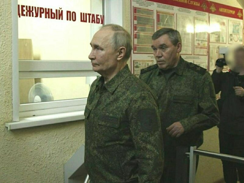 ​Russian President Vladimir Putin with Valery Gerasimov in Kursk.