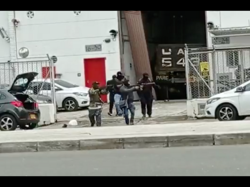 ​Screenshot from a video posted on Twitter showing a hold-up in Medellín.