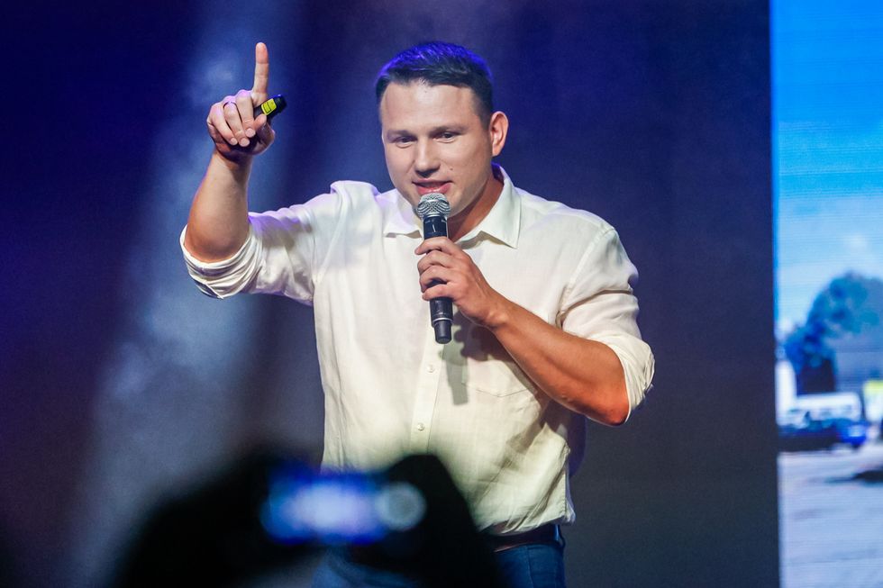 ​Slawomir Mentzen giving a speech inside of a polish club.