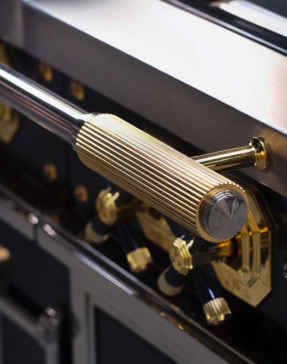 ​Style and design of the Chateau Supreme: dual material control knobs and reeded metal details.