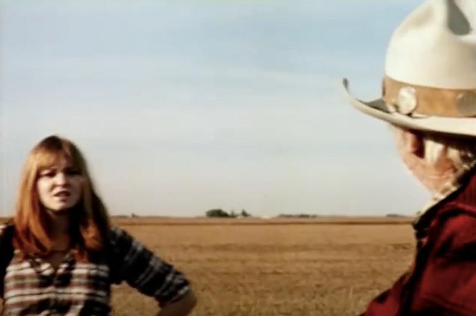 ​The Straight Story depicts the true story of a man who, hearing that his estranged brother has had a stroke, drives a lawn mower across many miles to reconcile with him.