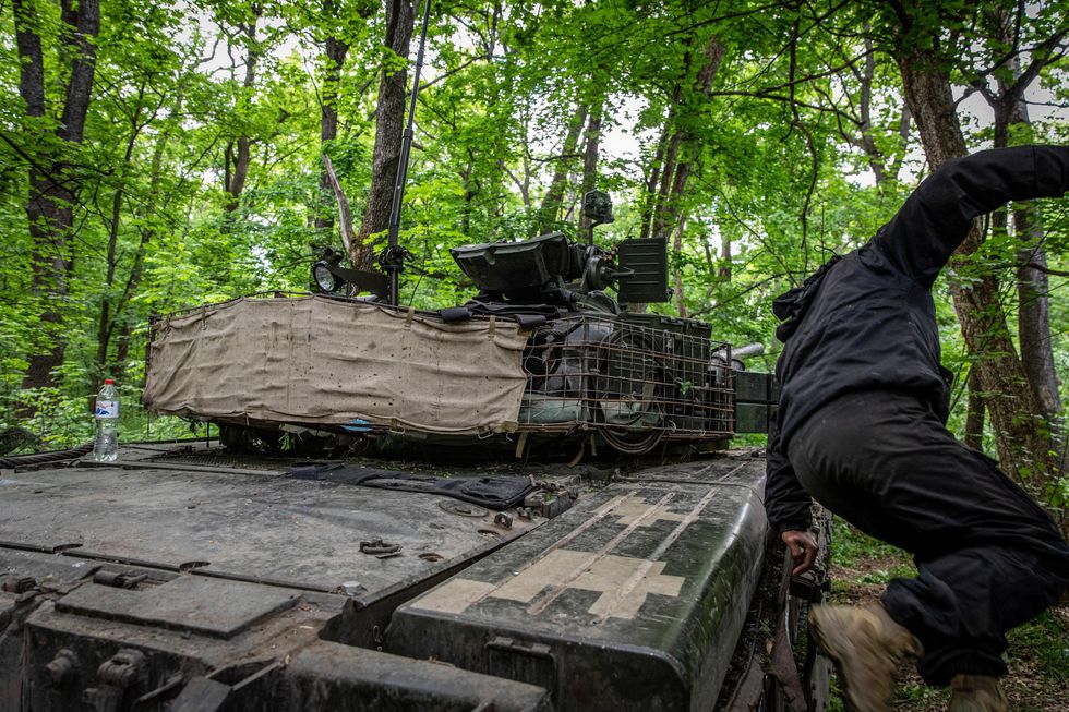 ​Ukrainian tank crew jumps off his tank hidden in Donetsk