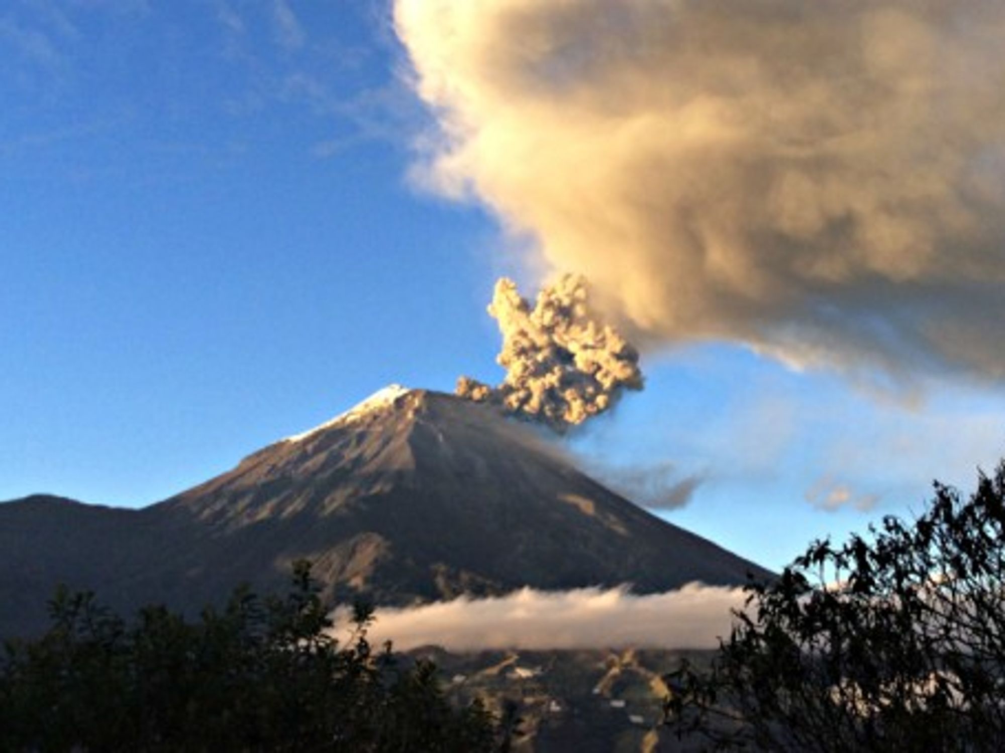 Ecuador's Tungurahua volcano erupts