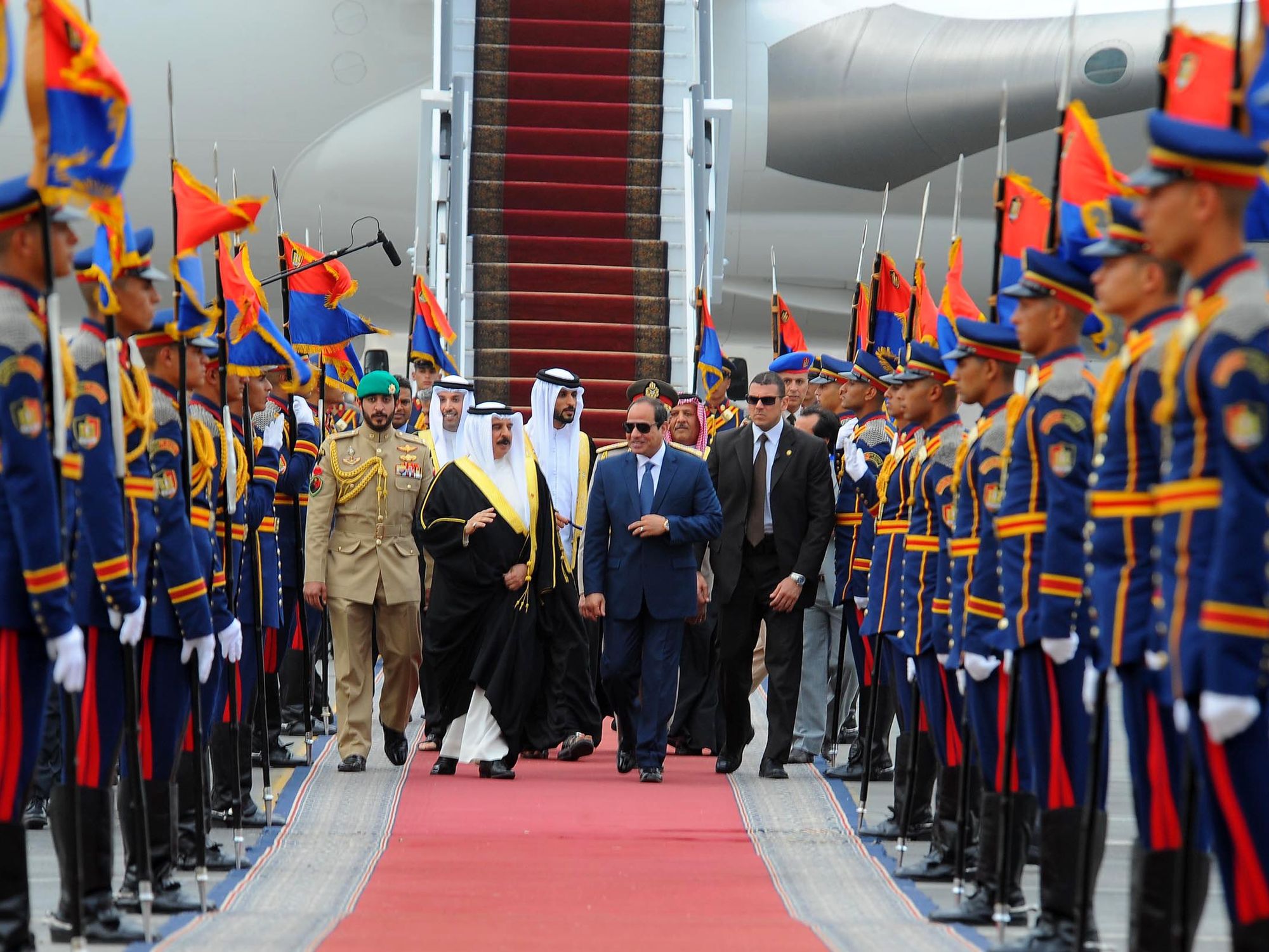 Egyptian President Abdel Fattah al-Sisi and Bahrain's King Hamad bin Issa al-Khalifa reviewing the honor guard during a welcoming ceremony in the capital Cairo, Egypt, April 26, 2016.​