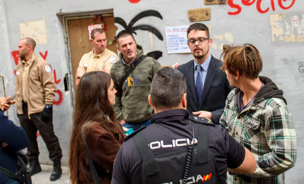 Esteve (in the back) seen when ​Desokupa tried to evict the La Yaya social center in Madrid in 2017.