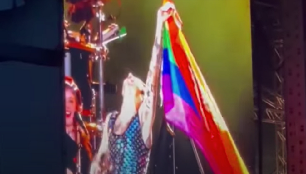 ?? Harry Styles Helps Fan Come Out During A Show In London