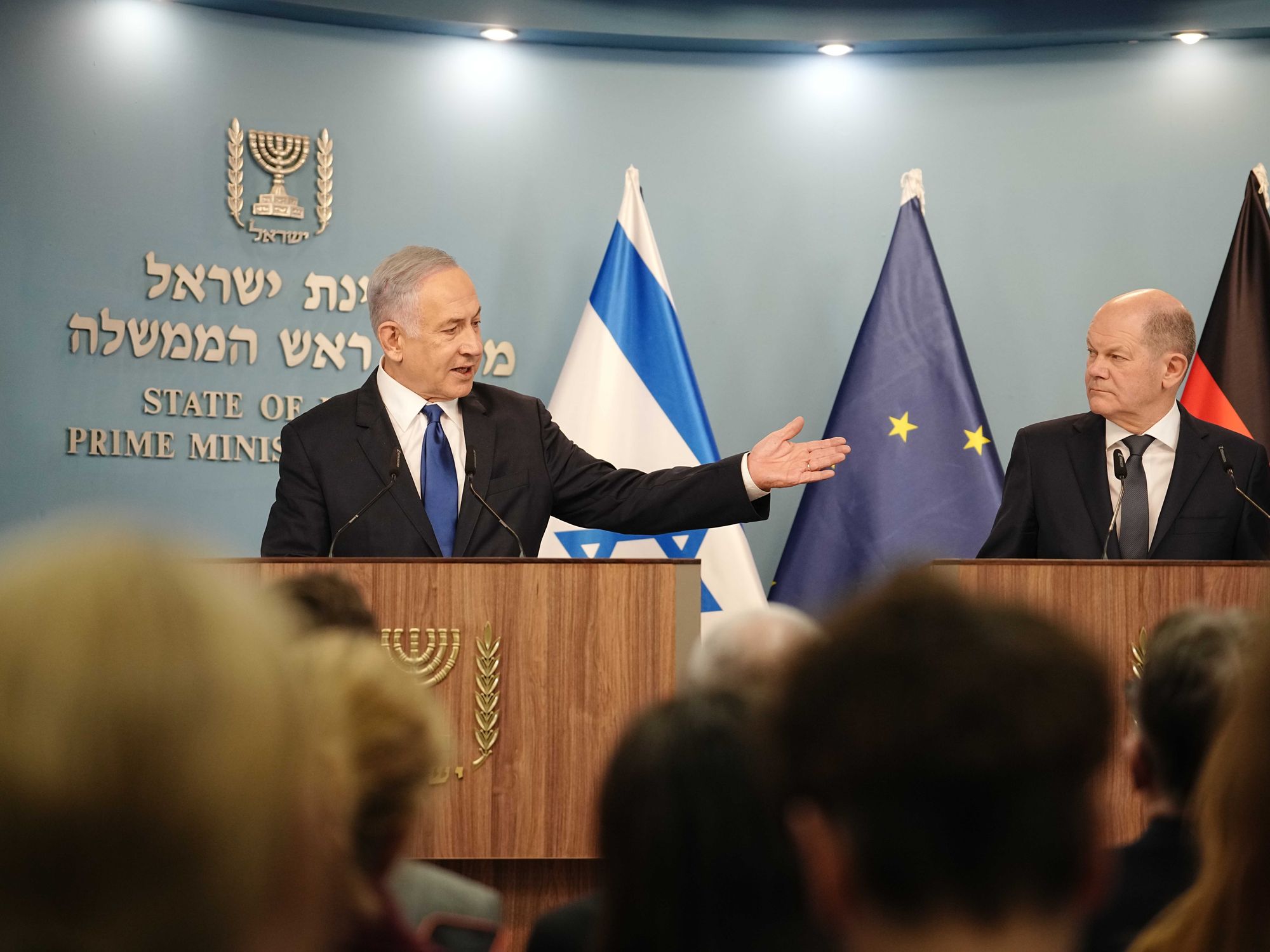 Federal Chancellor Olaf Scholz (SPD) and Benjamin Netanyahu (l), Prime Minister of Israel, give a press statement.