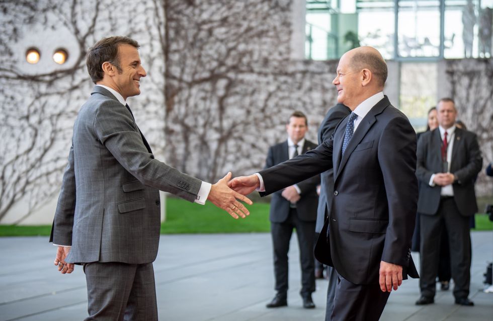 Federal Chancellor Olaf Scholz (SPD, r) welcomes Emmanuel Macron, President of France.