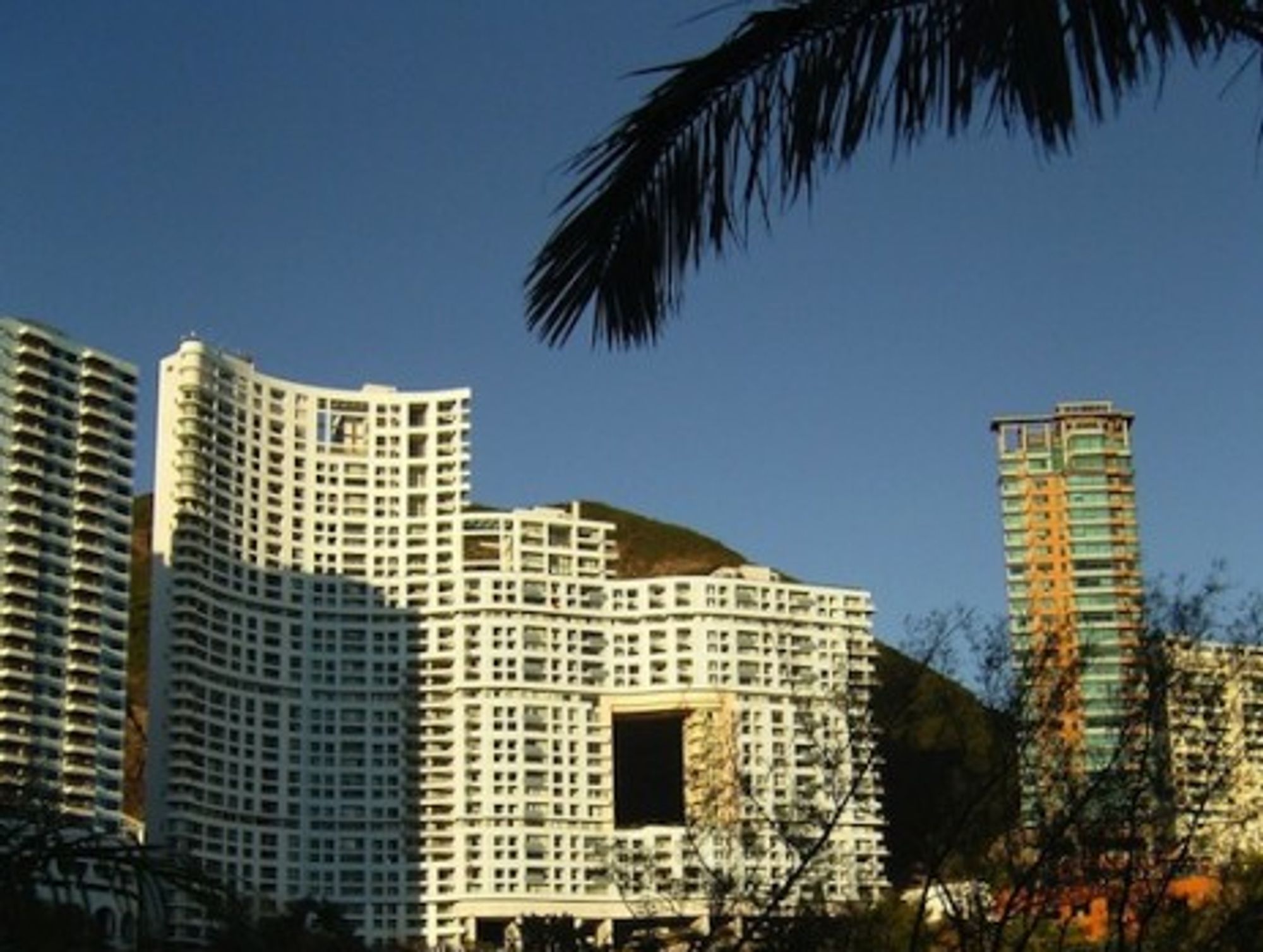 Feng Shui experts said this Hong Kong building needed a hole (caspermoller)