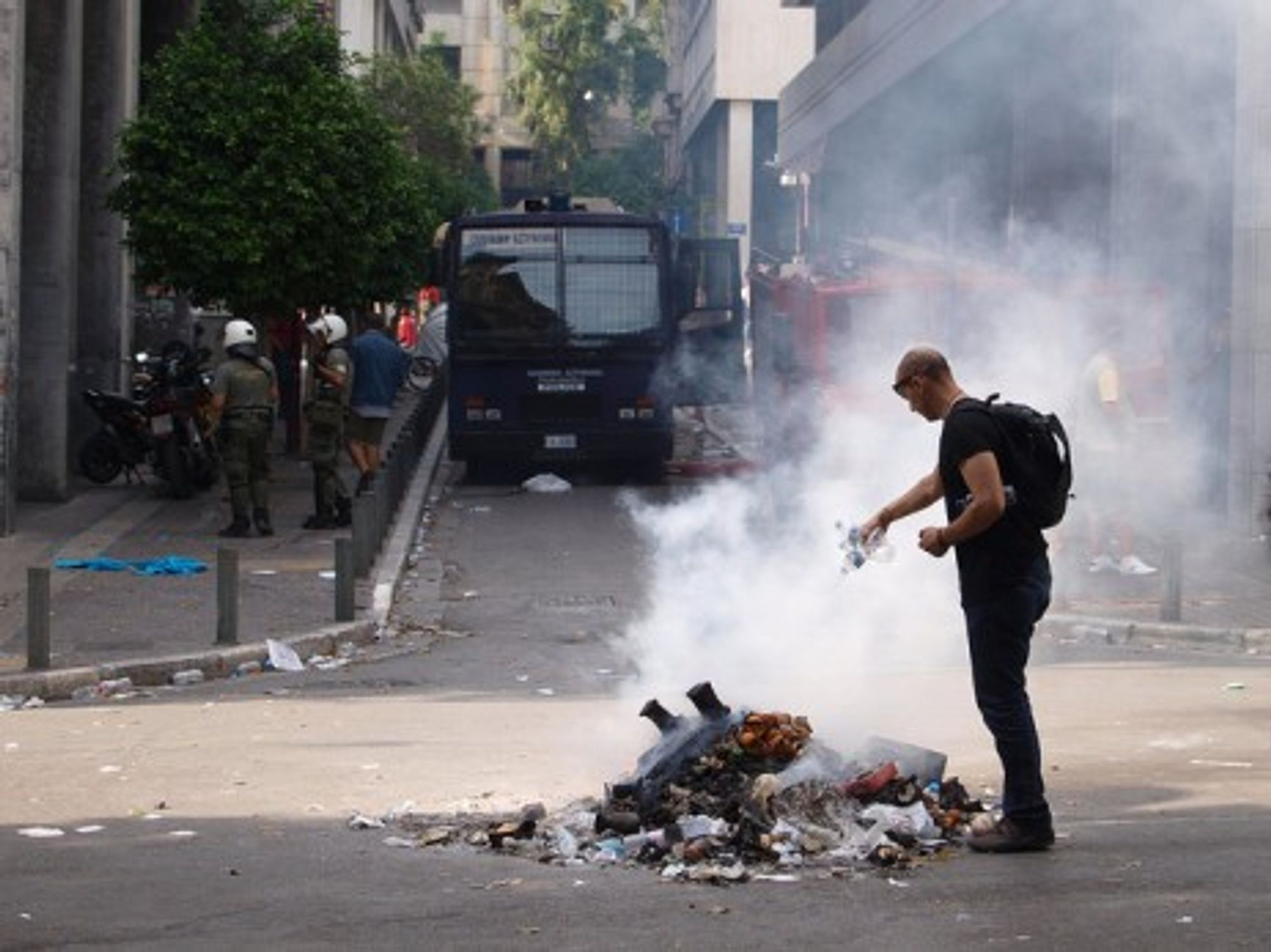 Fires still burning in Athens (linmtheu)
