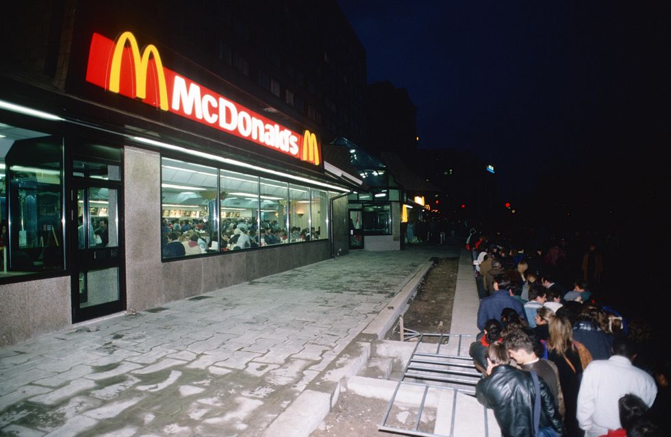 First days of opening of the first McDonald'd in Moscow in 1990