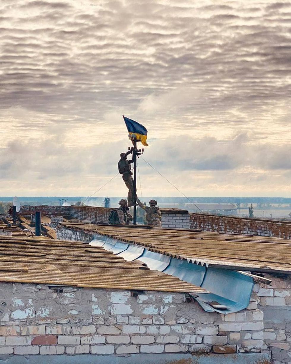 Flag raised above the village of Vysokopillia