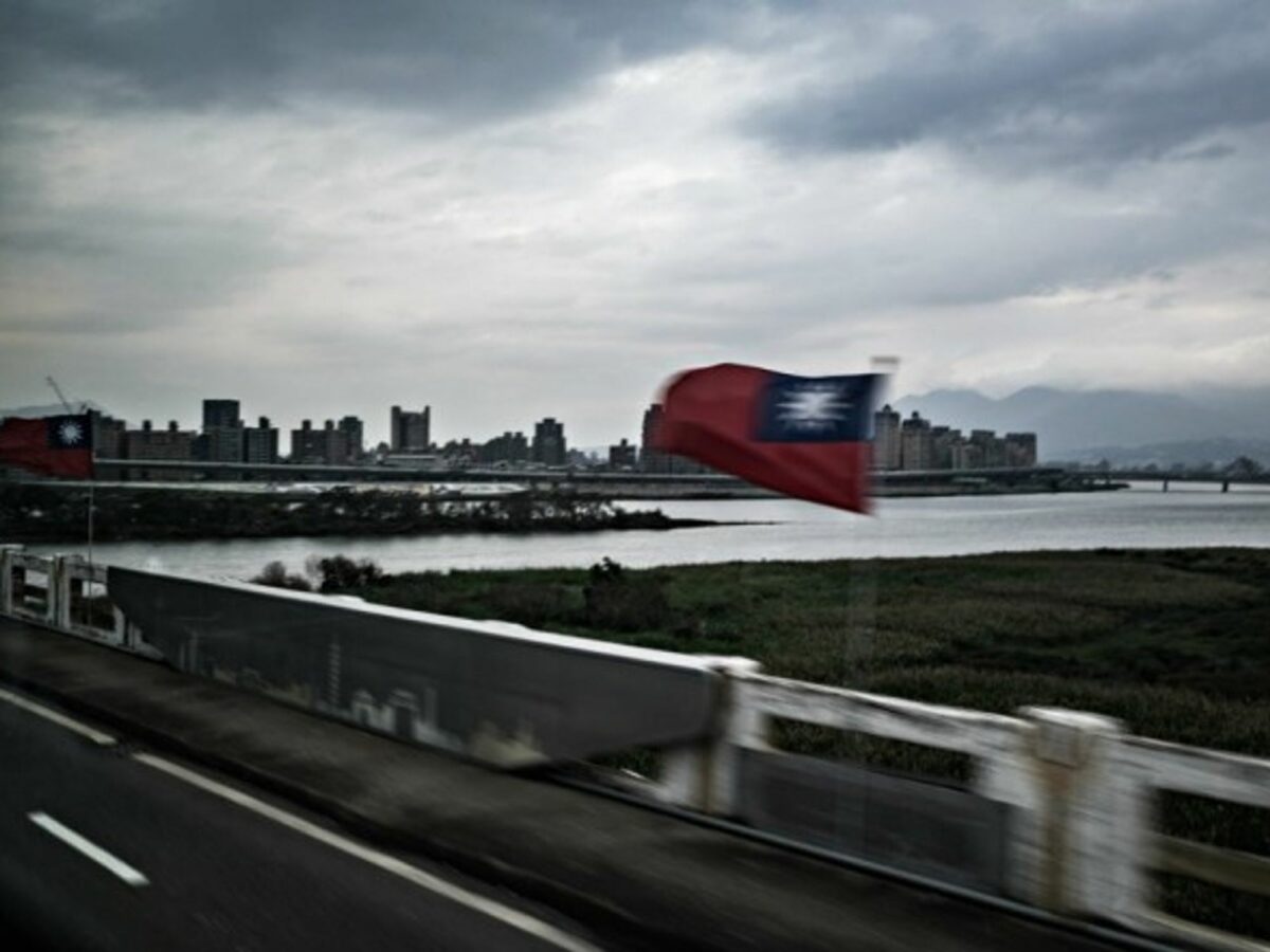 Flags and bridges in Taipei