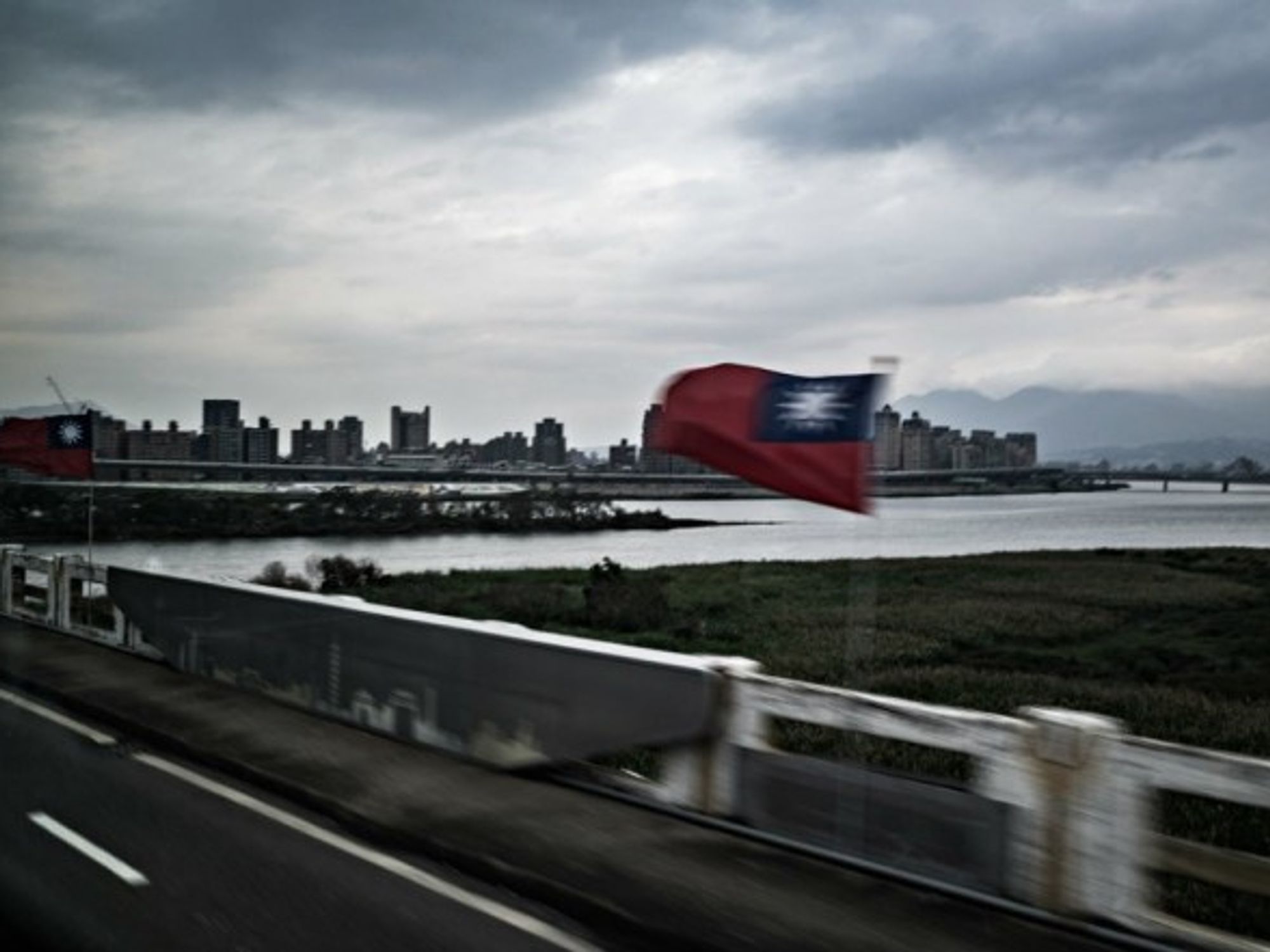 Flags and bridges in Taipei