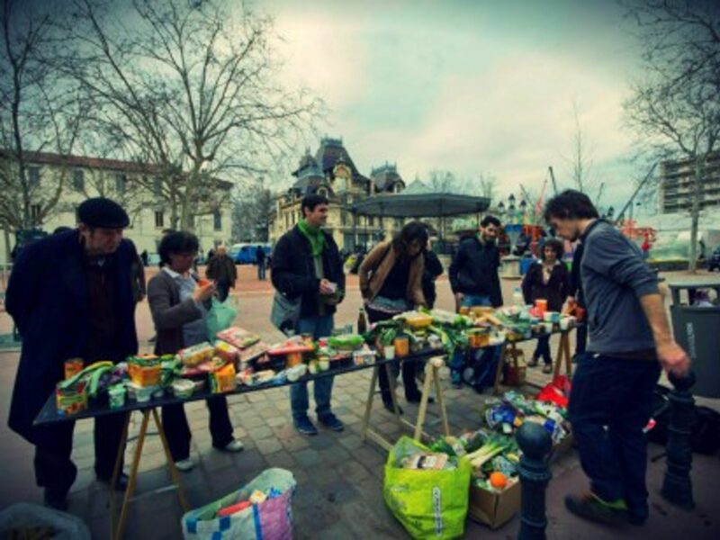 Free food distribution in Lyon