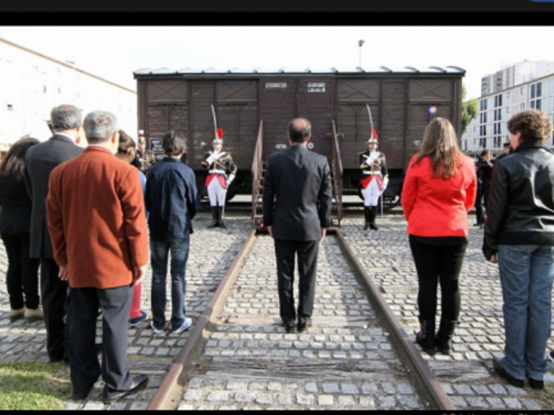 French President FranÃ§ois Hollande (center) at the Drancy Memorial inauguration