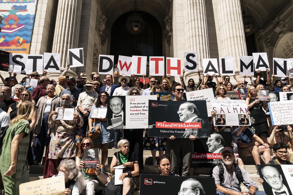 Gathering in support of Salman Rushdie