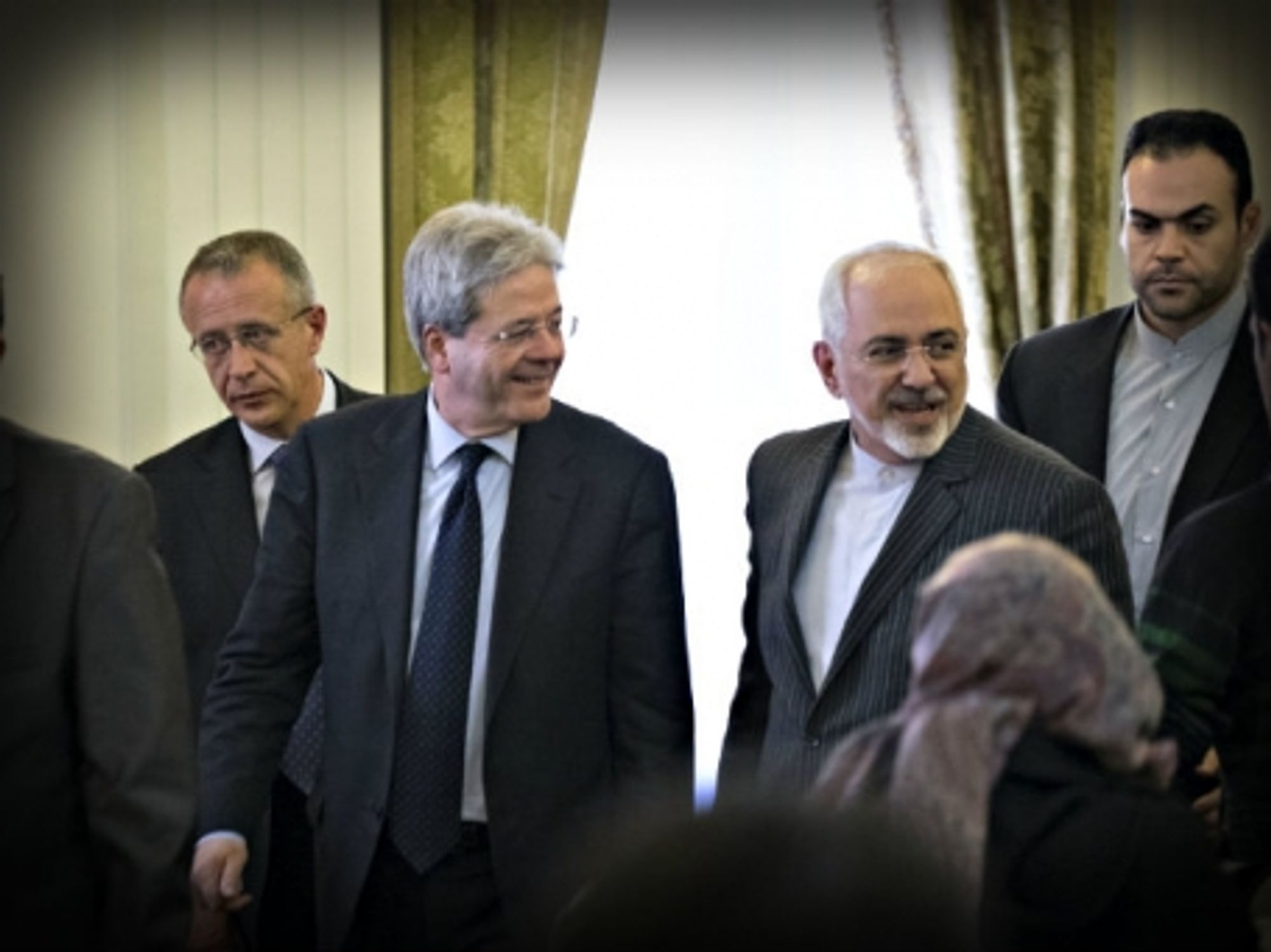 Gentiloni (left) and Zarif in Tehran