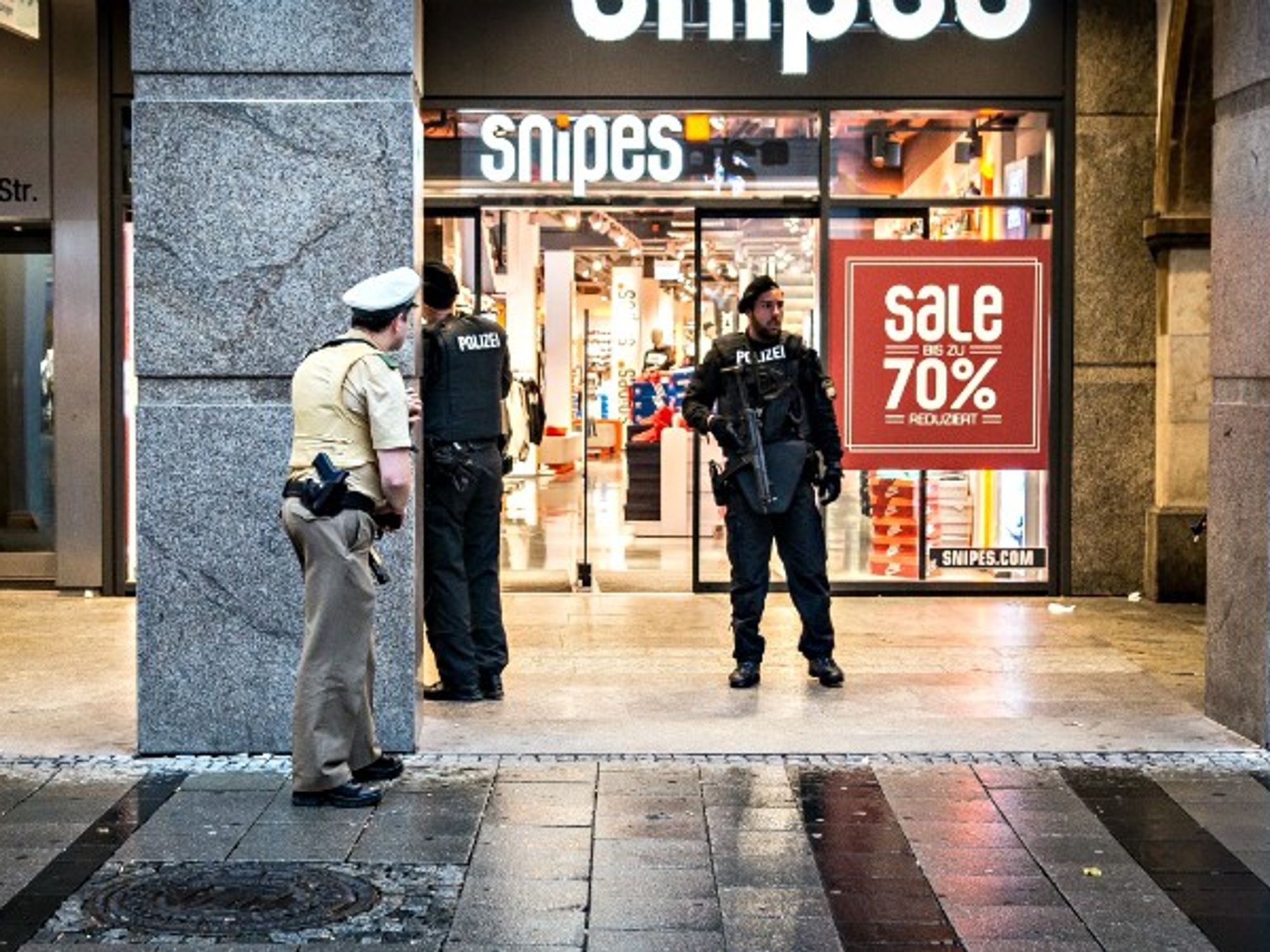 German police forces securing the Munich shopping mall during the July 22 attack