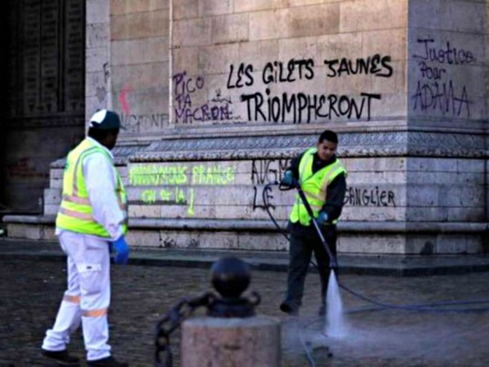 Getting rid of rude French (and Chilean) graffiti