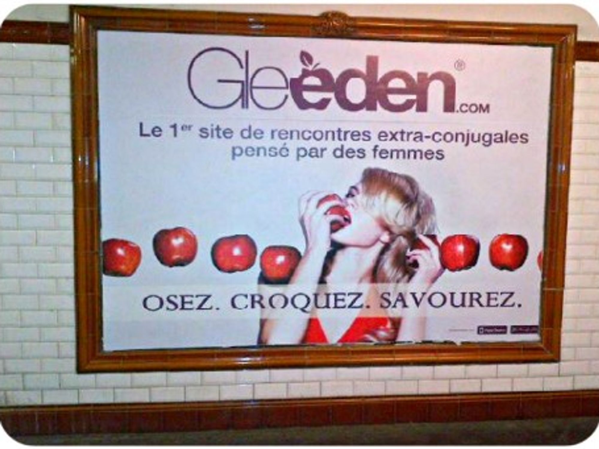 Gleeden ad in the Parisian metro