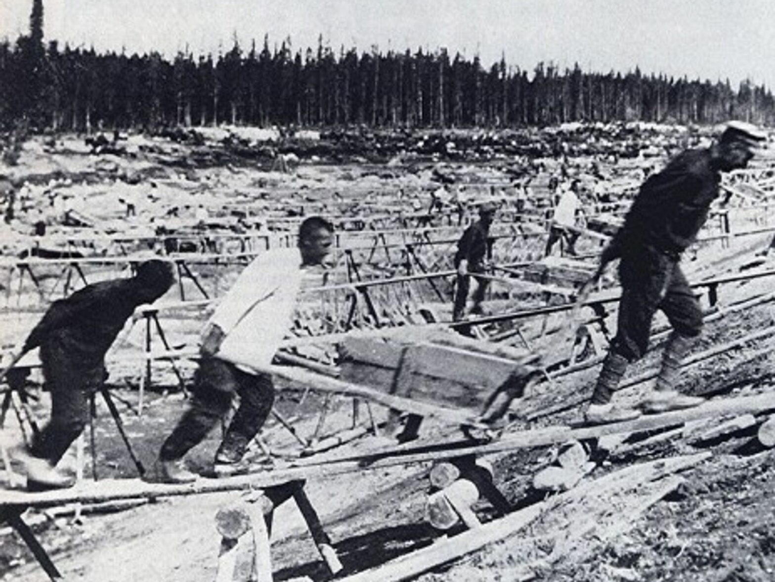 Gulag prisoners working to build the White Sea-Baltic Canal (Wikipedia)